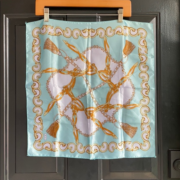 YL Scarf - Picture 2 of 3